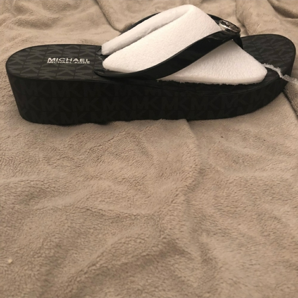 Authentic Michael Kors flip flop sz 7